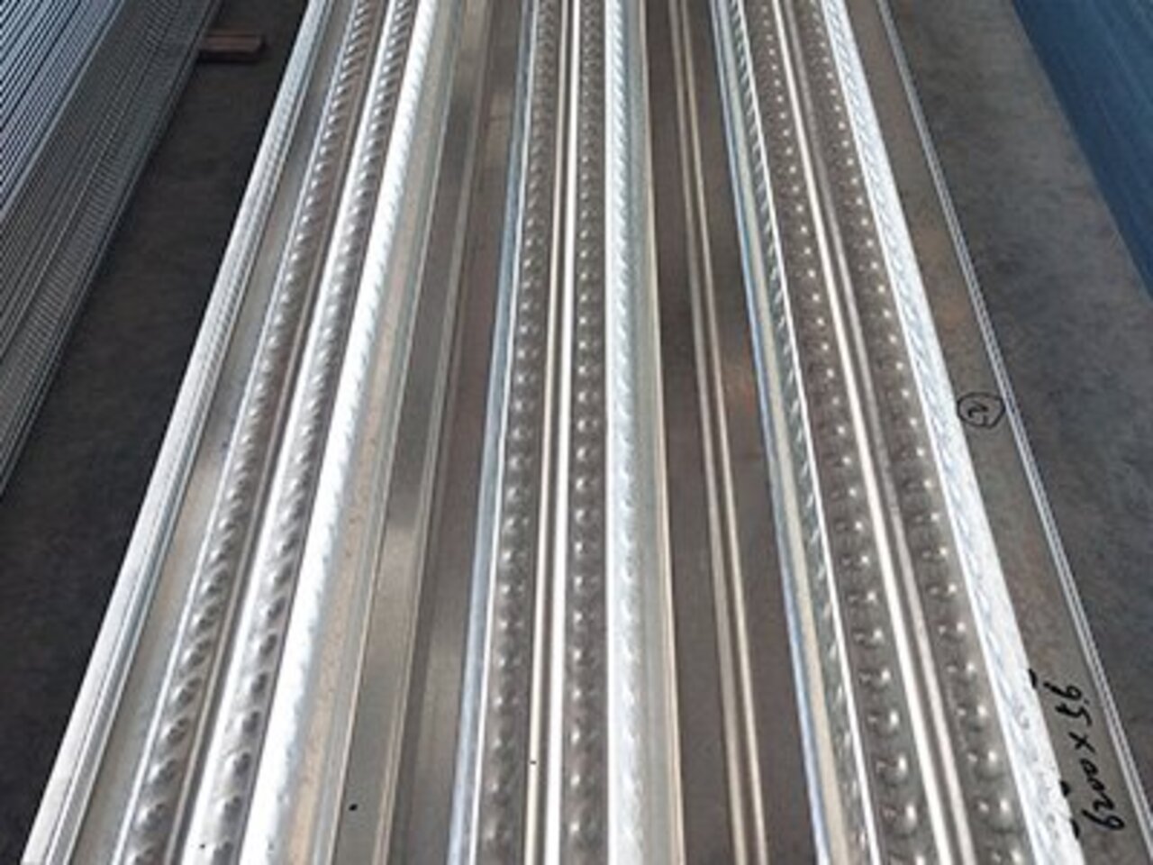 <b>YX76-305-915開(kāi)口型樓承板</b>