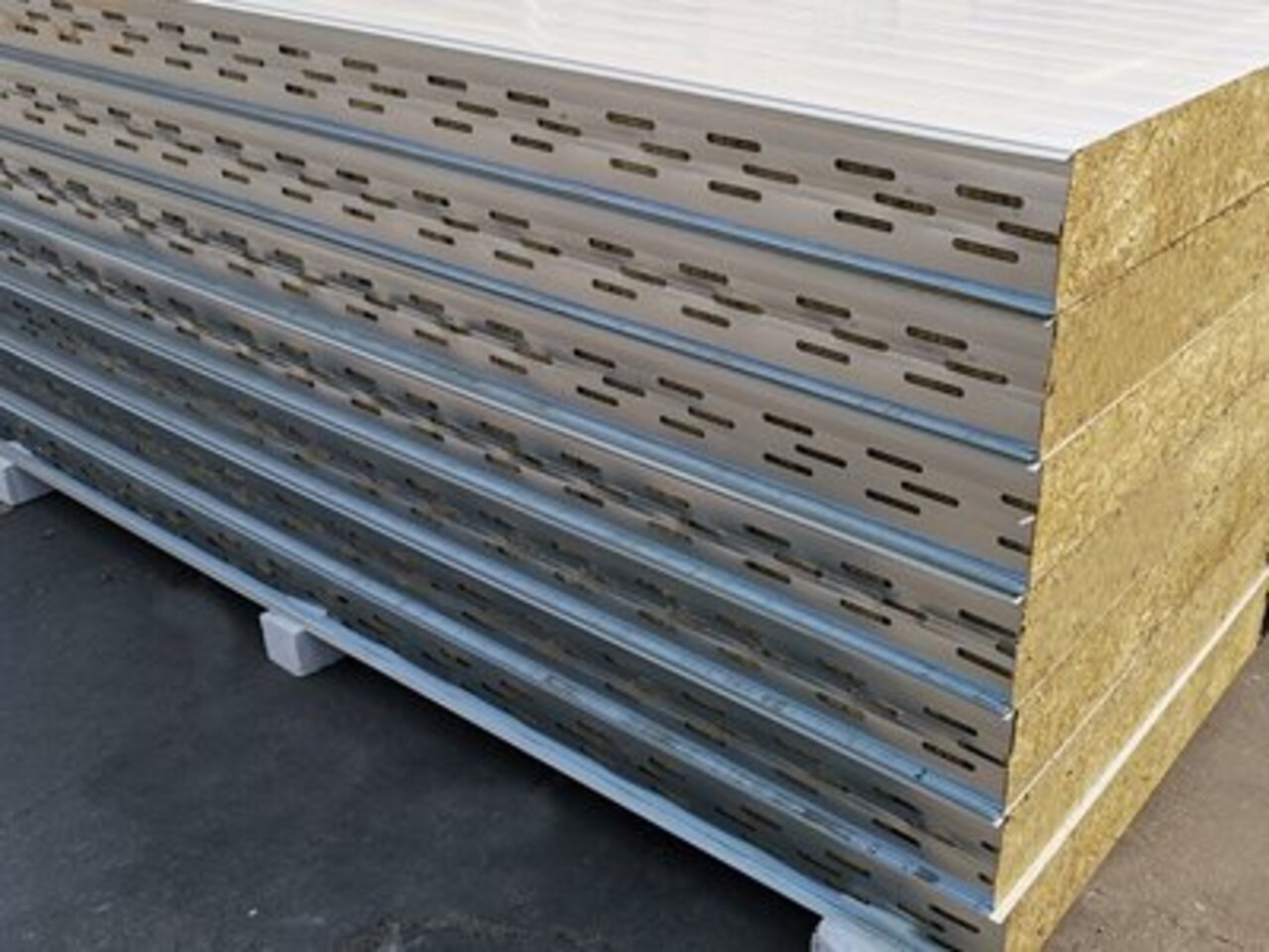 <b>鍍鋅彩鋼夾芯巖棉烘道板</b>